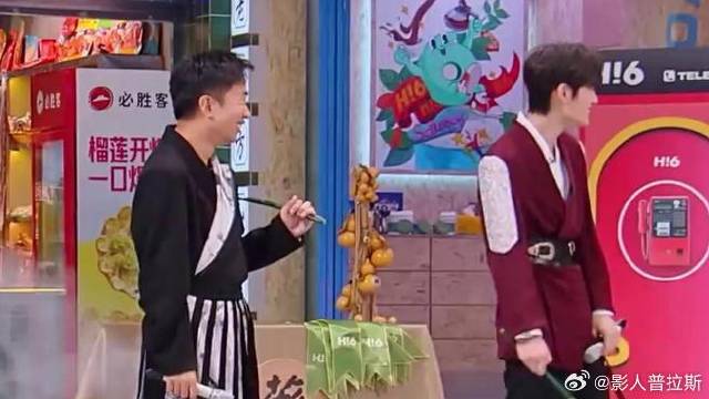 秦霄贤一旁看戏，没想到指向自己，反应太逗了！