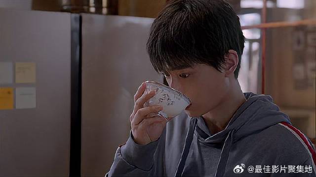 姑娘下厨熬汤，怎料富少是小馋猫，一口把汤喝尽