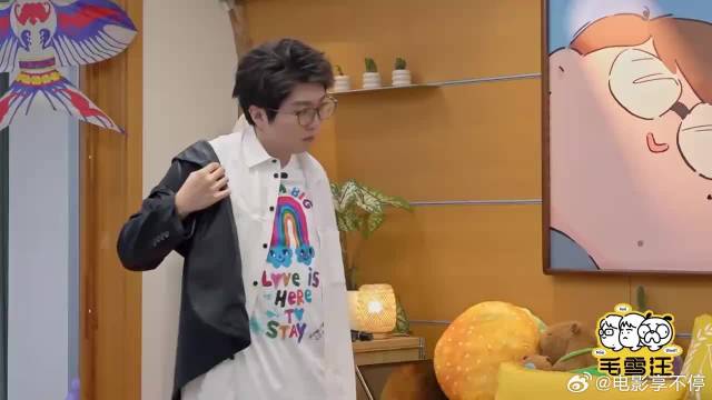 毛不易大夏天穿皮衣墨镜配短裤拖鞋，逗笑沈月：太像孙楠