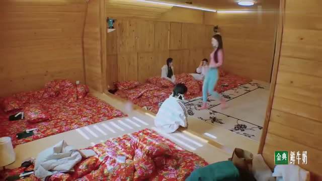 “吉娜身材太绝，单依纯看完吉娜再看自己，蹦出俩字”