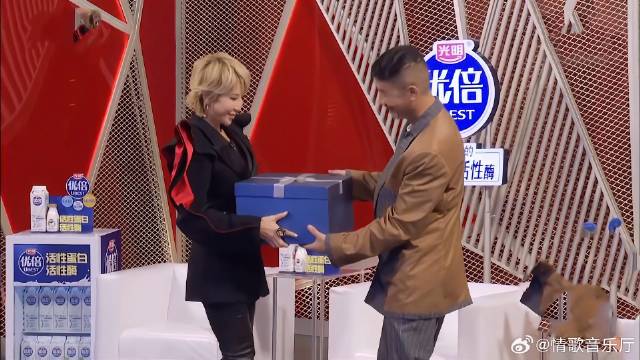 李玟招人爱不是没原因的！ 一来就送陈小春礼物，太赞了