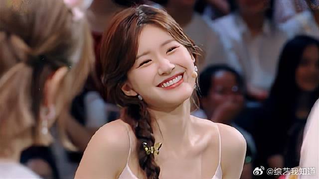 赵露思真是笨蛋美女！何炅都喊游戏开始了，她还在玩蚂蚁