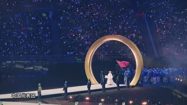 中国冬奥代表团入场，宁忠岩张楚桐任旗手
