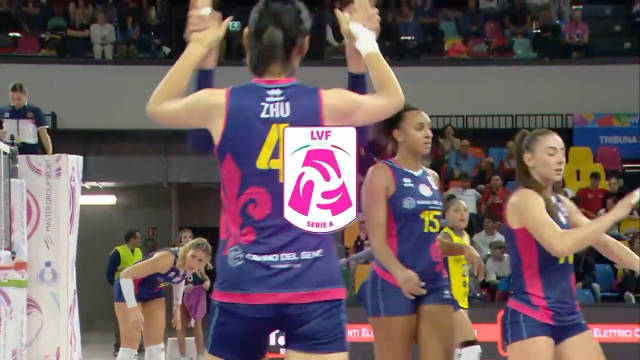 朱婷首秀意甲赛场，与安娃击掌瞬间点燃激情