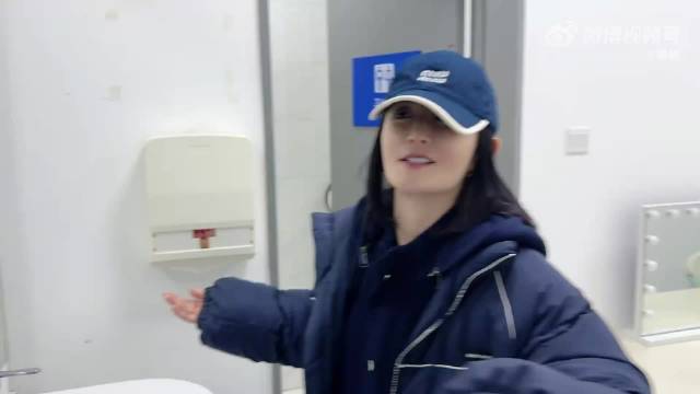 谢娜微博之夜vlog曝光，台前幕后反差萌，与尼格买提肖战互动暖心