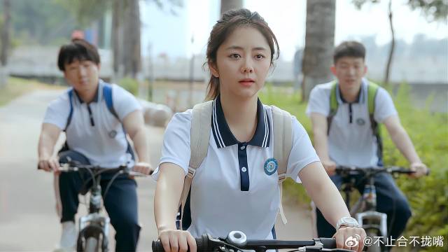 校花放学一个人回家，被学长围堵霸凌，路炎晨英雄救美帅爆