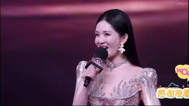 今天的主持娜姐好美啊，今天是长发飘飘的主持娜，好美好美谢娜