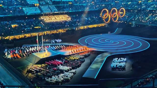 波切利圣西罗唱响今夜无人入睡，冬奥赛场内外共谱追光乐章