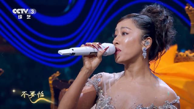 吉克隽逸四川新年音乐会献唱《妈妈的星星》