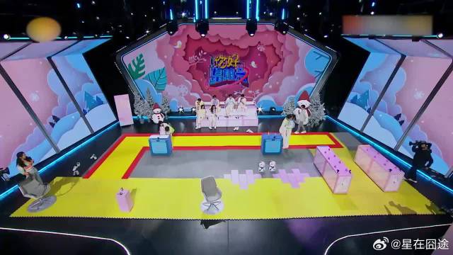 黄明昊于文文吹乒乓球过障碍，不料接连失败，太难了