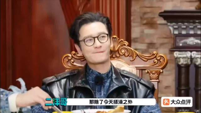 刘耀文舞台忘动作下台痛哭，如今蜕变帅气十足