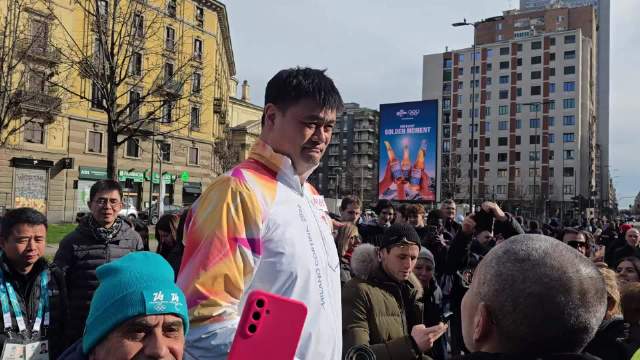 姚明参加米兰冬奥会火炬接力