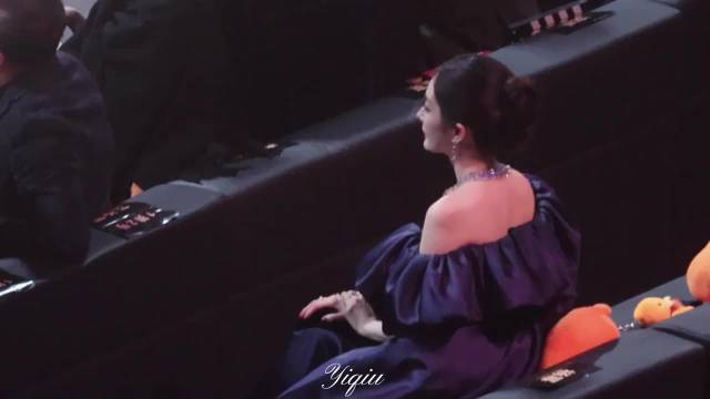 不知道 杨幂获奖的时候沈腾李冰冰黄渤都扭过来给幂姐鼓掌了