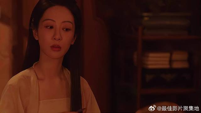 何淮芳刚刚沐浴完，见蒋长扬找上门，急忙拿衣服盖胸口