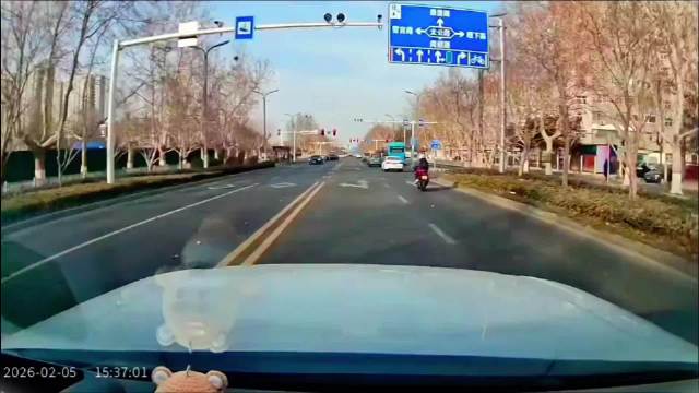 摩托车对路虎竖中指引发追逐