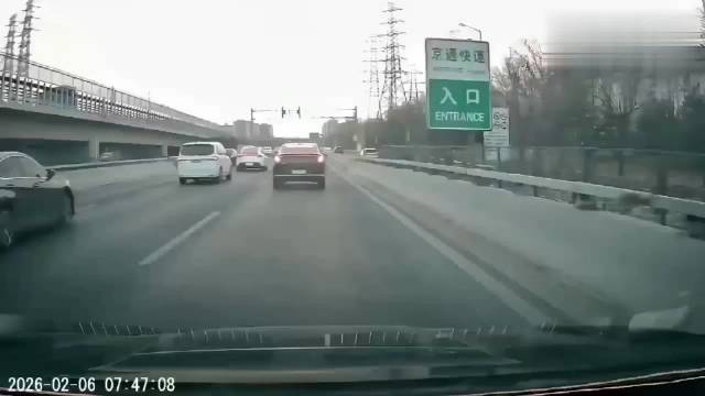 雷克萨斯变道引发多车连撞事故