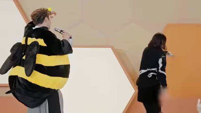 周冬雨周五晚高峰节目首唱rap引热议