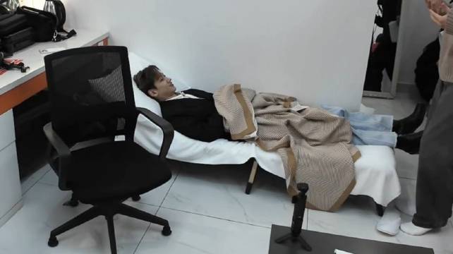 Eric视频里捡泷 怎么还去人家小床上躺了一躺哈哈哈哈哈哈哈哈哈哈哈