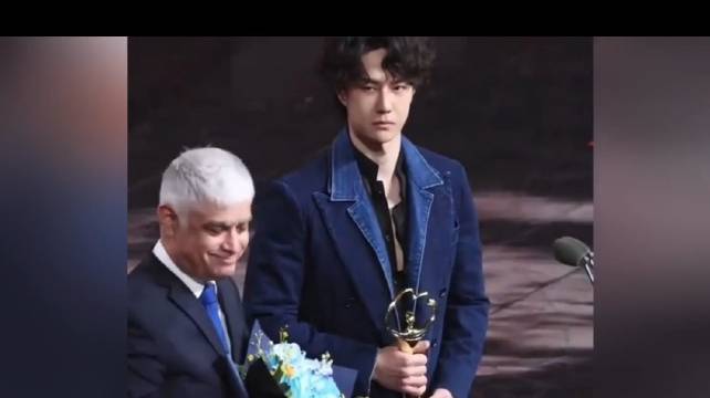 王一博微博之夜领奖现场教科书级救场