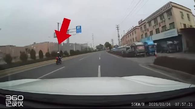 骑摩托路上横冲直撞 直接怼上小轿车