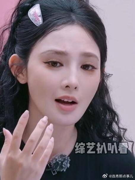 彭小苒清唱《珊瑚海》，不输专业歌手，何泓姗都变迷妹