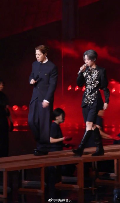 王嘉尔刘雨昕《MMAM》封神！内娱舞台首现国际级标杆？