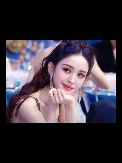 娜扎这含情脉脉的，到底在看谁呀，眼神都要拉丝啦，太美了！