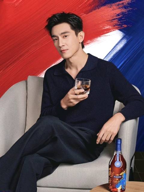 林更新正装亮相商务活动，雅正大气显沉稳