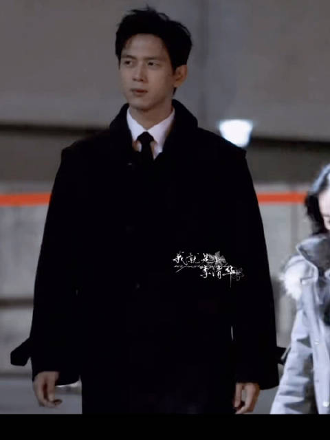 李现穿prada大衣亮相央视马年春晚联排