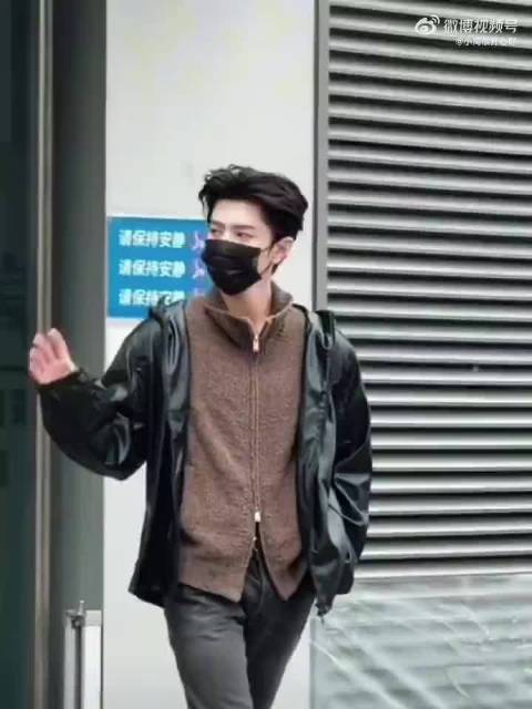 陈哲远《大侦探》上班啦，皮衣+大背头耳骨钉look，超酷大帅哥！