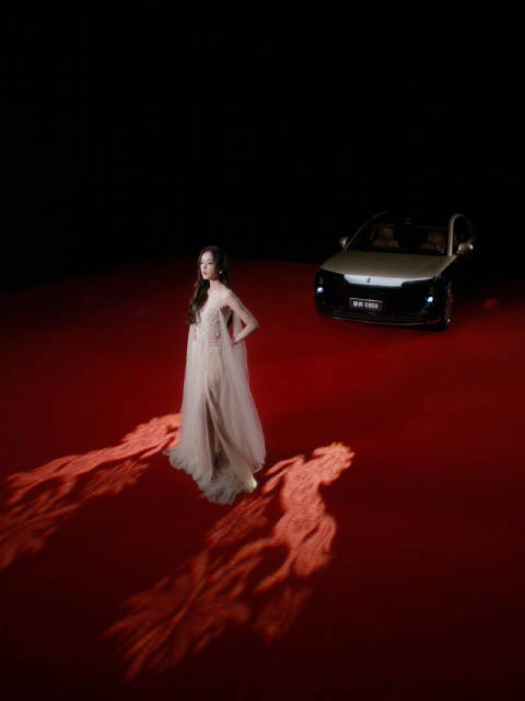 娜扎演绎尊界S800新春灯语，2026春晚亮相