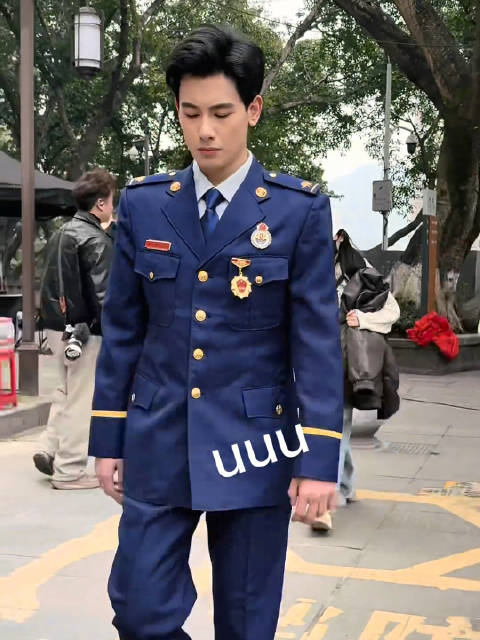胡先煦穿制服被赞神似早期泰剧男主