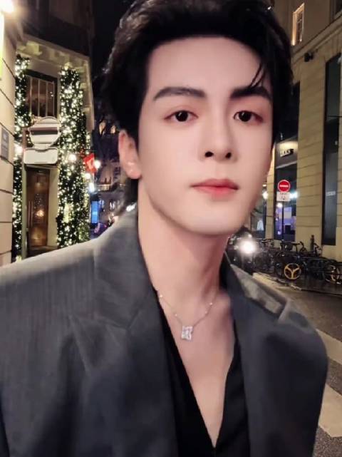 曾舜晞豪掷2500场云包场支持好友作品