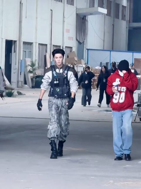 哥哥今天《大侦探》的工服真的是硬帅哦！