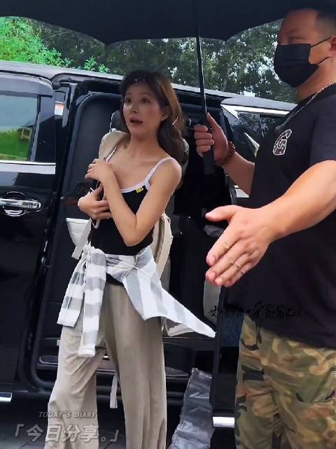 赵露思吊带衫配休闲裤现身，腰间系格纹衬衫简约时尚