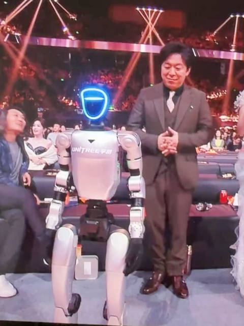黄渤和宇树机器人一起跳舞，差点被机器人给晃了哈哈