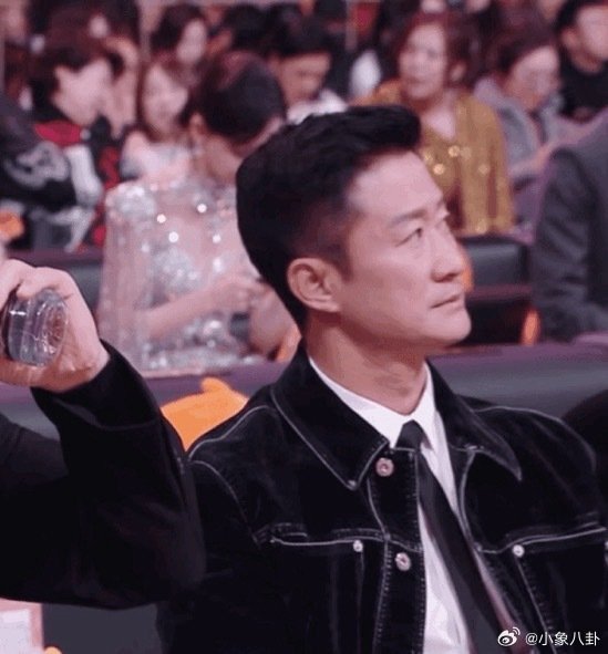 吴京在微博之夜涂唇膏的具体动作和表情是什么样的？