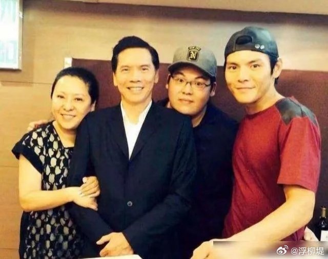 向佐的弟弟向佑此前有哪些引发争议的事件？