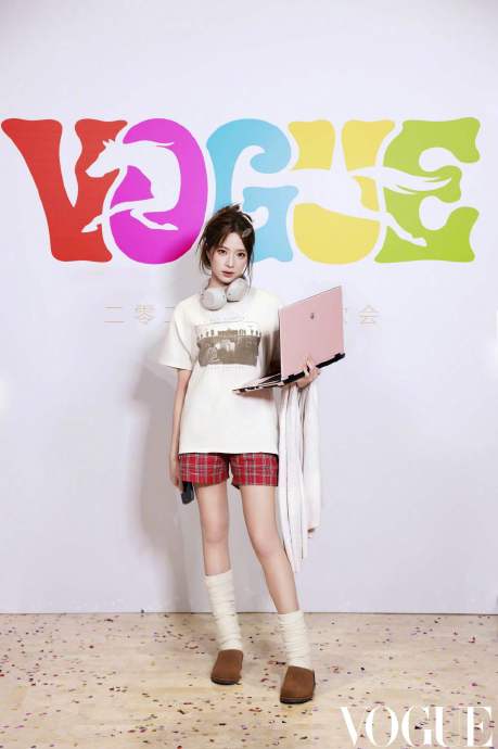 欧阳娜娜和欧阳娣娣在《VOGUE Sisters》中的合作展现了怎样的姐妹默契？