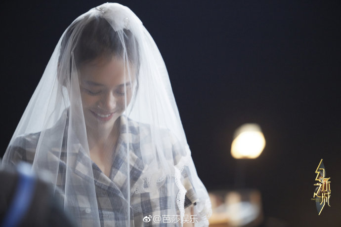 马思纯此前是否有过唱跳舞台表演的经验？