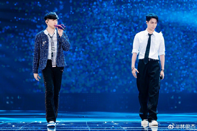 张艺兴曾在哪个节目中与林俊杰有过经典合唱舞台？