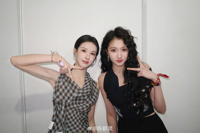 关晓彤和陈都灵是因为什么影视作品相识并结下十年友谊的？