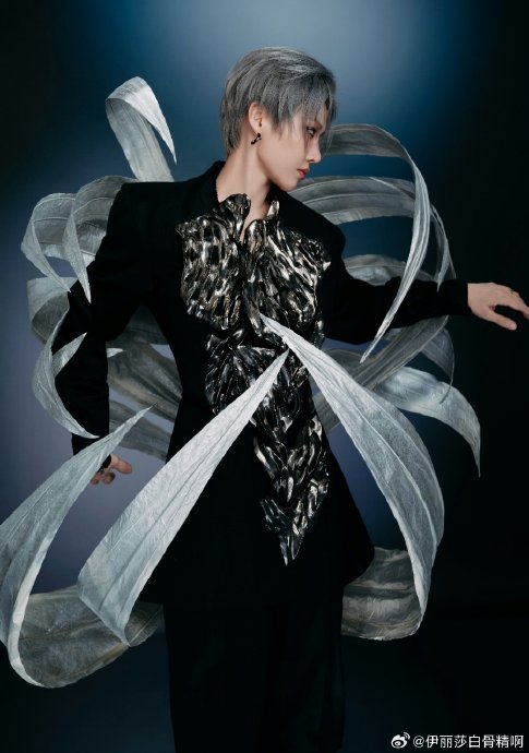 王嘉尔和刘雨昕的舞台配合有哪些独特的默契和化学反应？