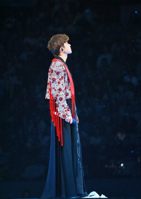 时隔九年张杰再现《变形金刚》神曲！万人合唱引爆全网