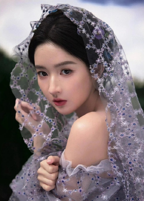 王玉雯在《胆小鬼》和《突然的喜欢》等作品中展现了怎样的演技反差？