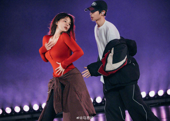 黄明昊的“贾想世界-Glitch”演唱会此次还邀请了哪些其他嘉宾？