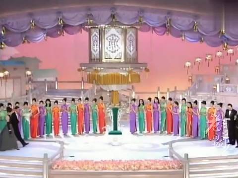 幸好当年的选美冠军是她，不然风头都要被评委抢光了!