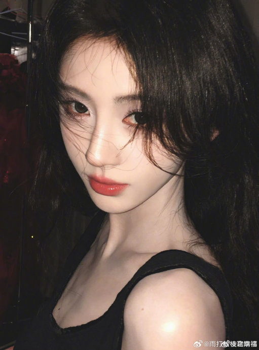 鞠婧祎被粉丝称为“猫系”状态的具体表现是什么？