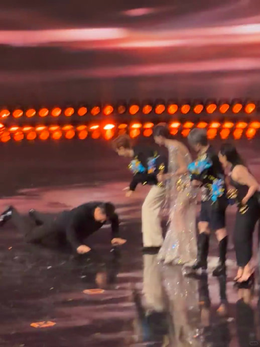 汪苏泷在微博之夜摔倒和揉淘小宝脸的具体环节是哪个奖项颁发时发生的？