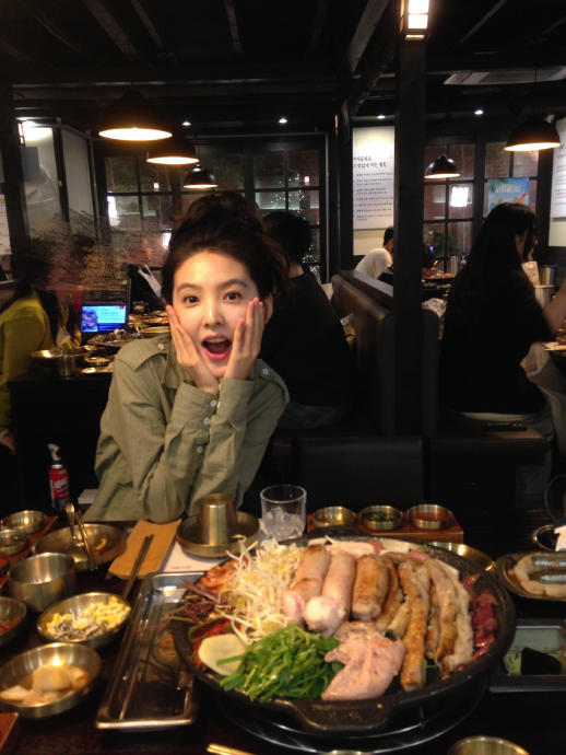 章若楠吃饭拍照姿势火了！她松弛感的秘诀原来是这些